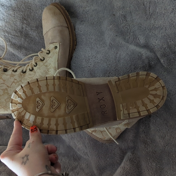 Cream colored Roxy Boots with Lace. Size 10 - Picture 4 of 5